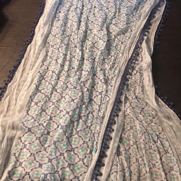 Assorted AE scarves - Picture 4 of 5